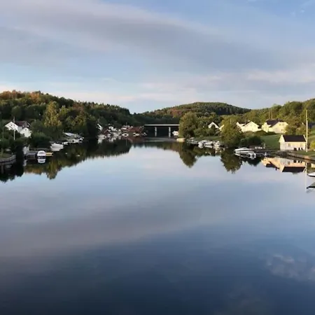 Stor Enebolig Med Flott Hage Og Sommerstue Skarpnes