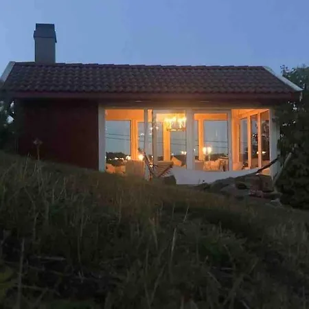 Stor Enebolig Med Flott Hage Og Sommerstue Skarpnes