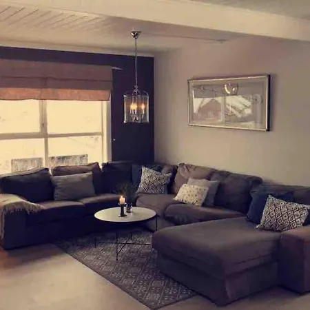 Stor Enebolig Med Flott Hage Og Sommerstue *