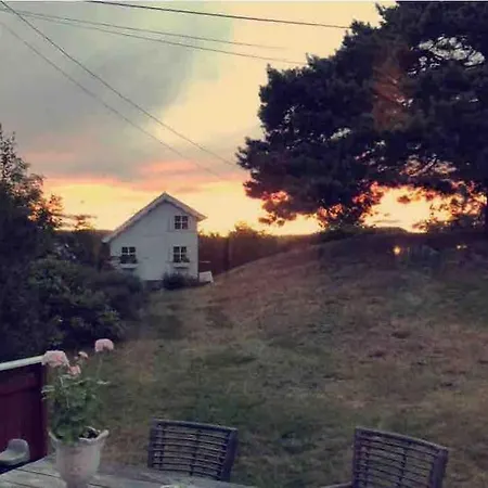 Stor Enebolig Med Flott Hage Og Sommerstue