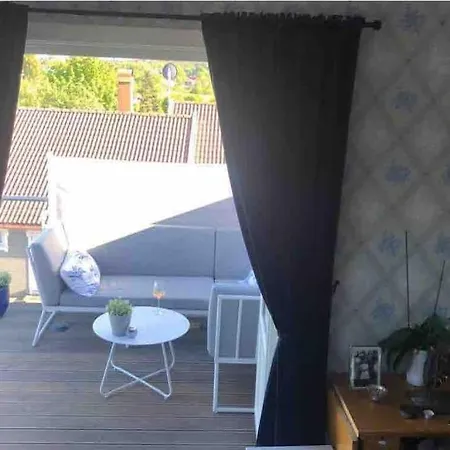 Stor Enebolig Med Flott Hage Og Sommerstue