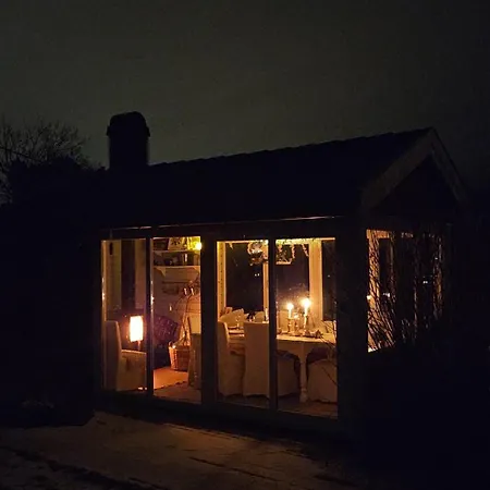 Stor Enebolig Med Flott Hage Og Sommerstue Skarpnes