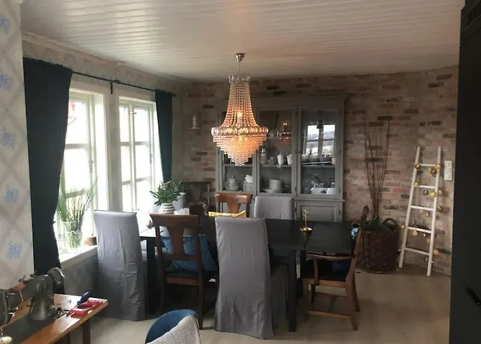 Stor Enebolig Med Flott Hage Og Sommerstue Villa