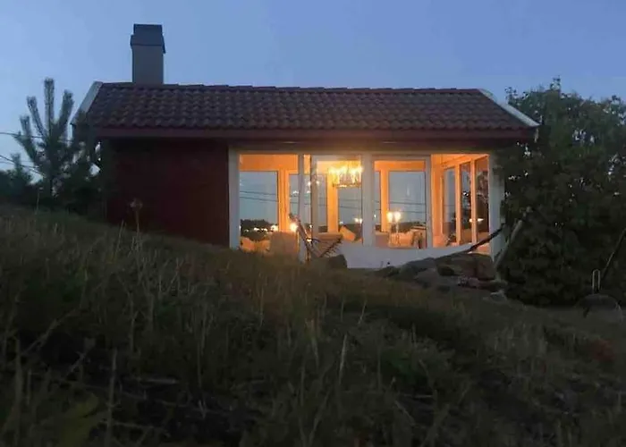 Stor Enebolig Med Flott Hage Og Sommerstue Skarpnes