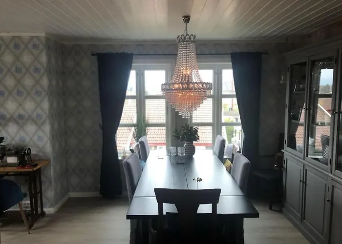 Stor Enebolig Med Flott Hage Og Sommerstue Villa Skarpnes
