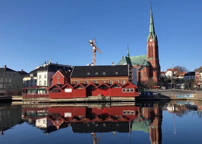 Stor Enebolig Med Flott Hage Og Sommerstue Villa