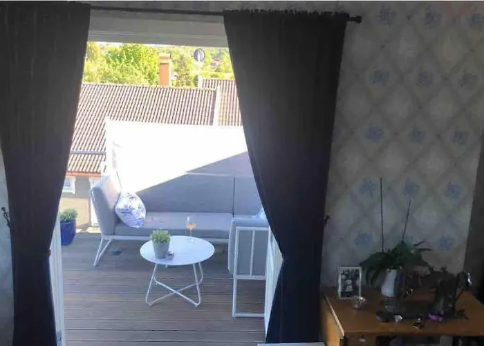 Stor Enebolig Med Flott Hage Og Sommerstue